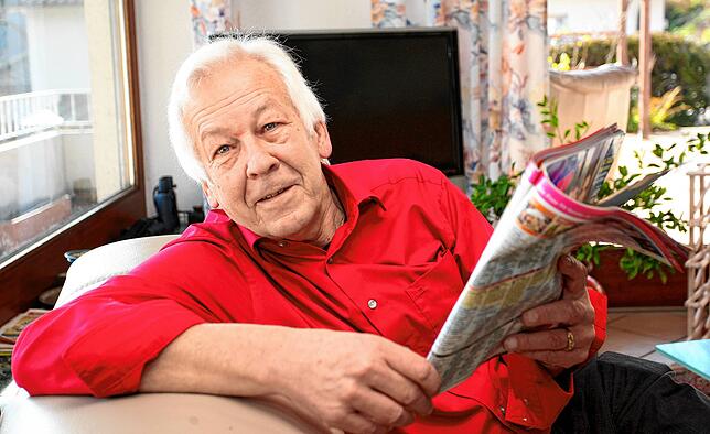 Heinz Maser auf seiner Couch.
