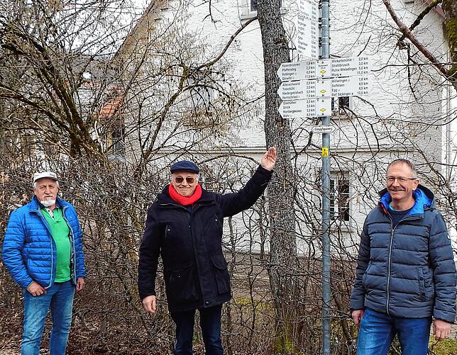 Seit 21 Jahren bietet das von Manfred Mutter (Bild Mitte) modellhaft für den ganzen Schwarzwald entwickelte Wegweisersystem eine große ...