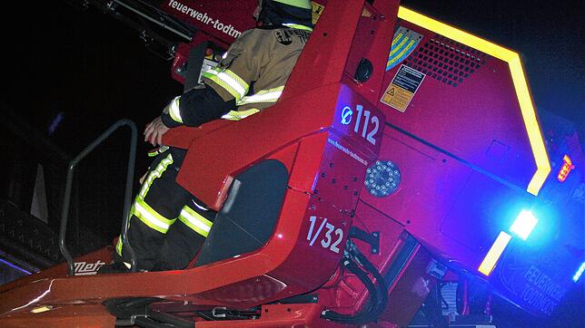 Bei einem Kaminbrand in Todtmoos am Dienstagabend kam auch die Drehleiter der Feuerwehr Todtmoos zum Einsatz.
