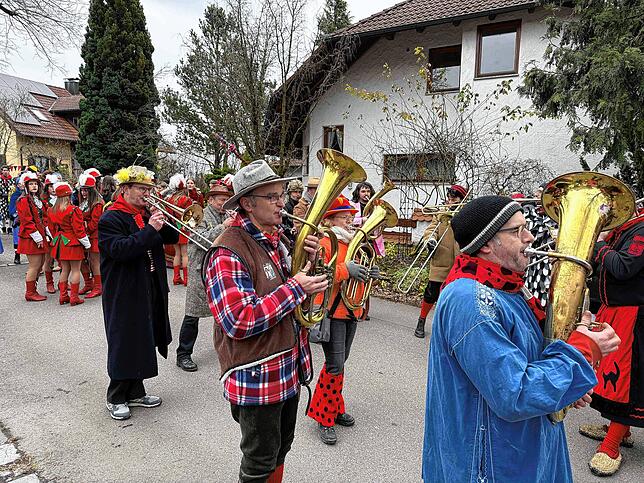Bild 27: Katzenzunft und zahlreiche Gäste feiern im Dorf