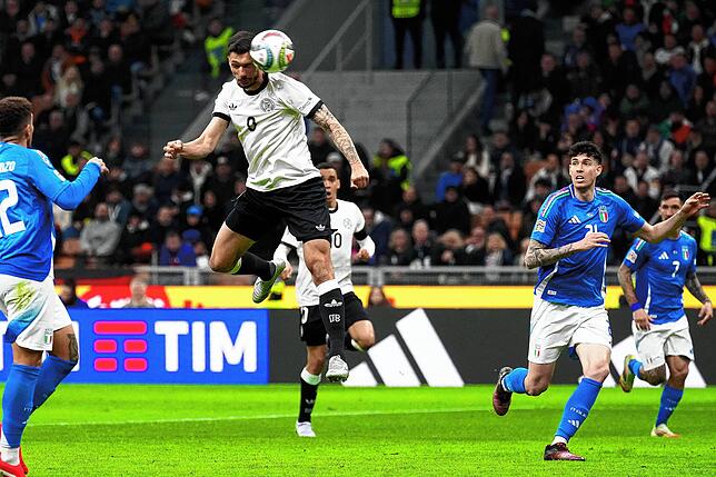 Deutschlands Tim Kleindienst (M) köpft den Treffer zum 1:1.