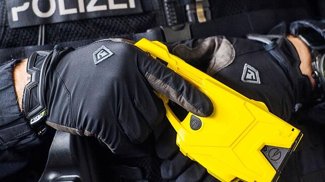 Geht es nach dem Willen der Polizeigewerkschaft im Südwesten, werden Polizisten bald flächendeckend mit Tasern ausgestattet. (Symbobild)