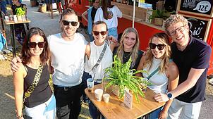 Bild : 1000 Besucher feiern eine Beachparty im Uferpark