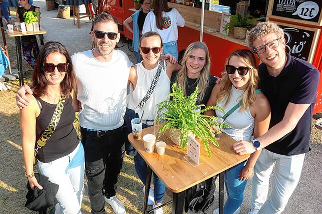 Bild 1: 1000 Besucher feiern eine Beachparty im Uferpark