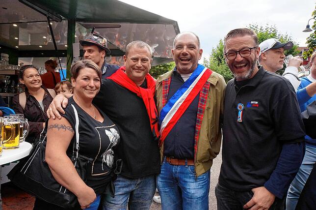 Gute Laune: Tanja Fritz und Tobias Fritz (Zunftmeister) von der Tiengener Bürger- und Narrenzunft (von links), Bockgötti Markus Berst ...