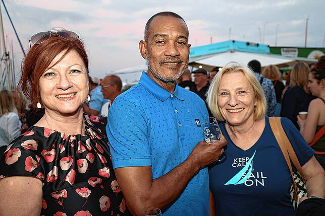 Bild 11: Party direkt am Bodensee: Beim Staader Hafenfest 2025 treffen sich die Konstanzer