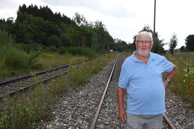 Der frühere Eisenbahner Erwin Thum am Bahnhof in Mühlingen-Schwackenreute. Dort zweigte früher die Strecke nach Pfullendorf und weiter ...