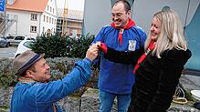 Wolfi Hiß alias Tschägger huldigt dem neuen Prinzenpaar, Lukas Frank und Simone Göbel freuen sich auf die Jubiläumsfasnet in Immenstaad.