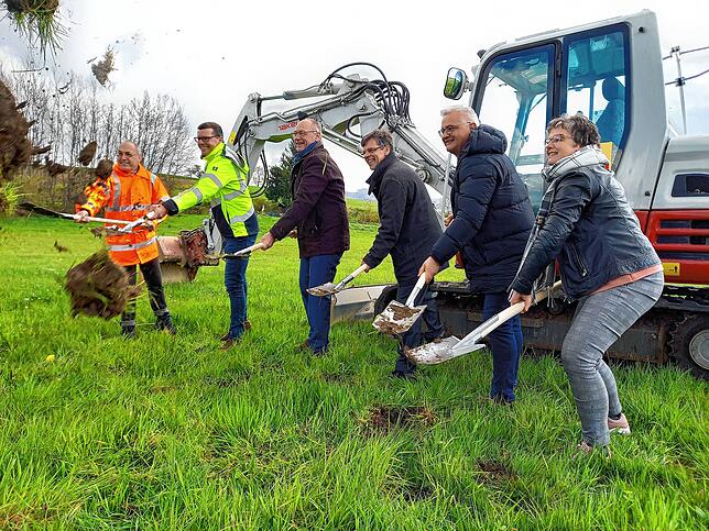 Die Bollen fliegen: Südlich von Markdorf fand der erste Spatenstich für die Südumfahrung statt. Symbolisch buddelten (von links): Uwe ...