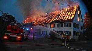Seit Donnerstagmorgen um 6.30 Uhr ist die Feuerwehr mit einem Großeinsatz in Owingen-Billafingen im Einsatz. In der Dorfmitte brannte ...