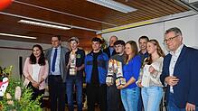 In eine würdige Feier ist die Löffinger Sportlerehrung eingebettet (von links): Isabell Hoffmann, Tobias Link, Roman Knappe, Luis und ...
