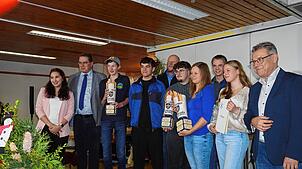 In eine würdige Feier ist die Löffinger Sportlerehrung eingebettet (von links): Isabell Hoffmann, Tobias Link, Roman Knappe, Luis und ...