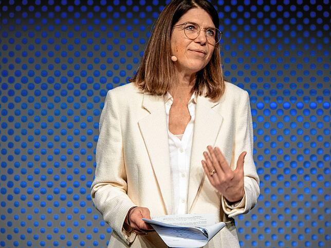 IHK-Hauptgeschäftsführerin Katrin Klodt-Bußmann spricht auf der Bühne.