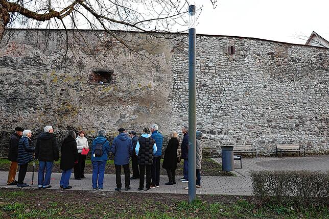 Deutlich erkennbar ist der unsanierte Bereich (links) der Villinger Stadtmauer und der sanierte Abschnitt (rechts) mit den wieder ...