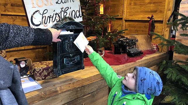 Der fünfjährige Paul wirft seinen Brief an das Christkind in den Briefkasten im Weihnachtspostamt auf dem Singener Hüttenzauber ein. Er ...