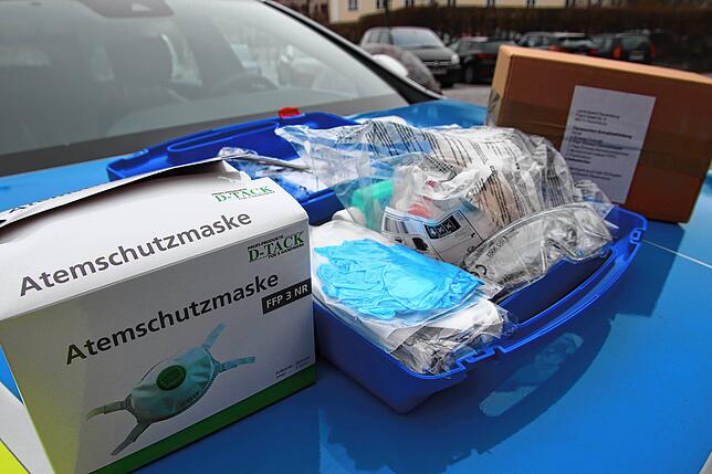Polizisten schützen sich mit Atemschutzmaske, Handschuh, Schutzbrille und – wenn nötig – Schutzmantel.