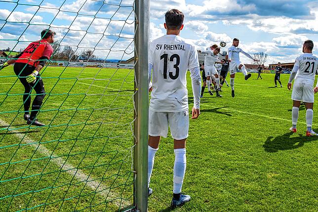 Bild 8: SV Waldhaus besiegt den SV Rheintal glatt mit 4:0 &ndash; und wir haben Bilder!