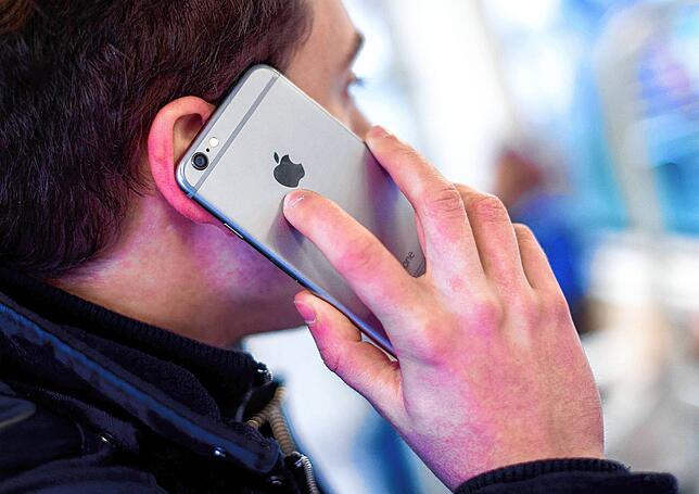 Ein Mann telefoniert mit einem Smartphone (Symbolbild).