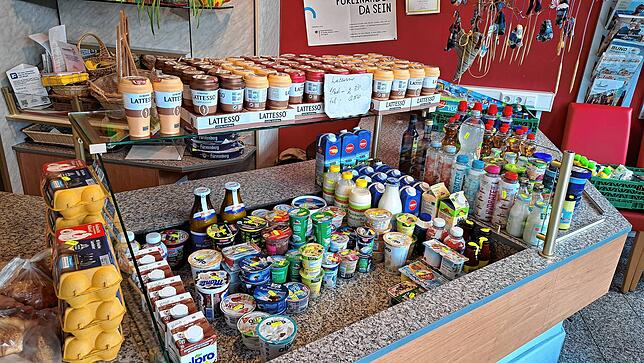 In einer Auslage im Mehrgenerationenhaus haben die Ehrenamtlichen Getränke, Milchprodukte und Eier zurechtgestellt.