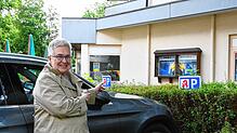 Andrea Kanold vor den Kundenparkplätzen ihrer Apotheke in der Bahnhofstraße in Bad Dürrheim. Sie ärgert sich über Knöllchen, die ein ...
