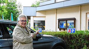 Andrea Kanold vor den Kundenparkplätzen ihrer Apotheke in der Bahnhofstraße in Bad Dürrheim. Sie ärgert sich über Knöllchen, die ein ...