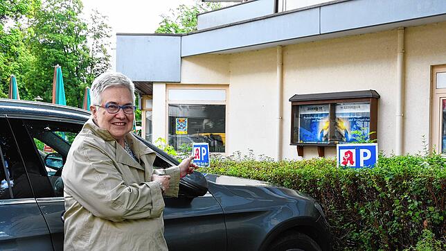 Andrea Kanold vor den Kundenparkplätzen ihrer Apotheke in der Bahnhofstraße in Bad Dürrheim. Sie ärgert sich über Knöllchen, die ein ...