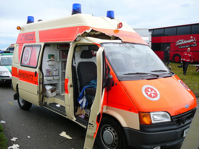 Rettungssanitäter stirbt bei Gewittersturm Schockmomente: 2007 starb ein Mitarbeiter der Johanniter im Rettungswagen durch einen herabstürzenden Stahlträger.