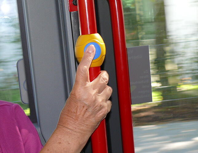 Das ist die Taste im Bus, die dem Fahrer anzeigt, dass jemand mit Behinderung aussteigen will und hierfür mehr Zeit benötigt.