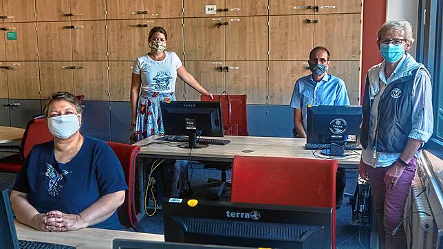 Zusammenarbeit: Schulleiterin Petra Thiesen mit ihrem Digitalisierungsteam Rebecca König, Jürgen Haxel und Benita Hasselblatt arbeiten ...