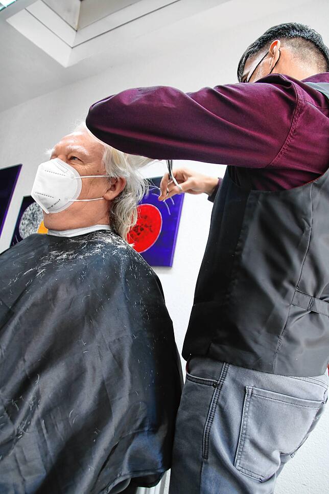 Was lange währt... Heinz Weniger bekommt im Salon von Driton Braha-Huber in Donaueschingen die Haare geschnitten.