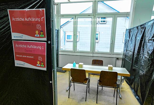 In solchen Kabinen finden die Arztgespräche statt. Danach geht&lsquo;s zum Impfen.