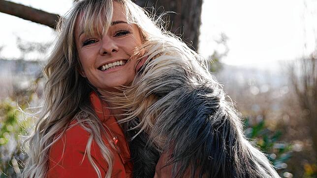 Christin Stark mit Hund Maxx. Ihre Tochter will sie der Öffentlichkeit (noch) nicht zeigen.