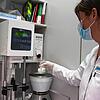 Die pharmazeutisch-technische Assistentin Katrin Bernard schmilzt Trägerstoff. Nachdem bei der Versorgung mit Fiebermedikamenten für ...