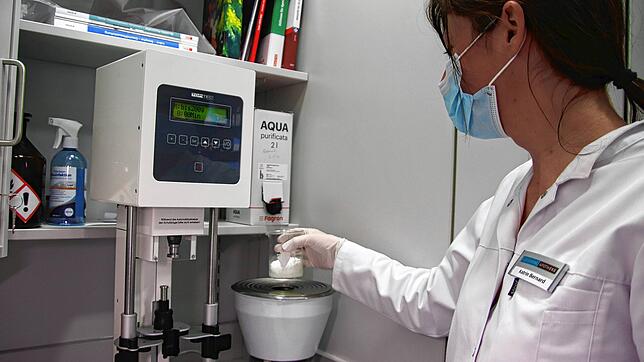 Die pharmazeutisch-technische Assistentin Katrin Bernard schmilzt Trägerstoff. Nachdem bei der Versorgung mit Fiebermedikamenten für ...