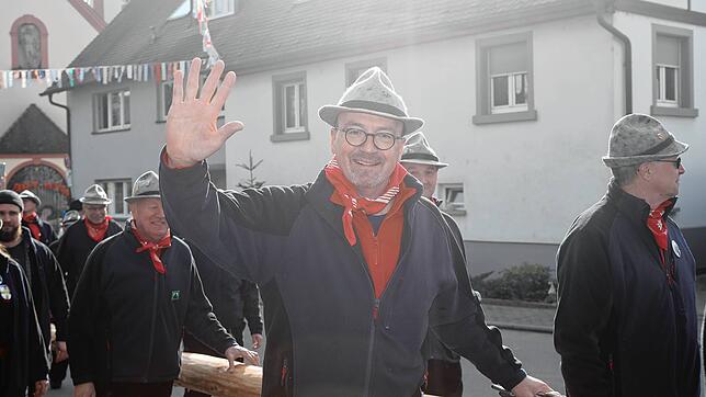 Bild 7: Seenarrentreffen in Dettingen: Auf dem Dorfplatz steht jetzt der Narrenbaum