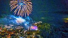 Während der Bodensee im Nebel versunken ist, leuchtet das Feuerwerk über dem Schloss von Heiligenberg umso bunter.