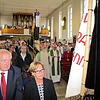 Beim Einzug in die bis auf den letzten Platz gefüllte Kirche: