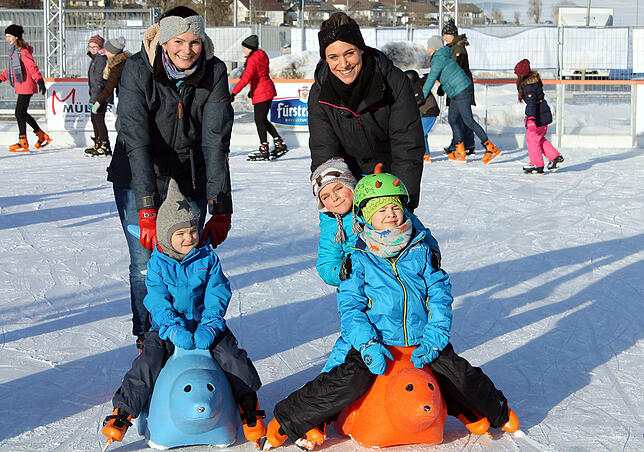 Zwei Mütter aus Donaueschingen mit ihren Kindern haben viel Spaß auf der Eisbahn.