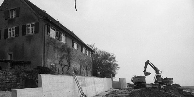 1986: Ein weiteres Stück des Seeuferwegs, der von der Schmugglerbucht bis zum Hörnle führen sollte, ist im Bau. Er verläuft hier auf der ...