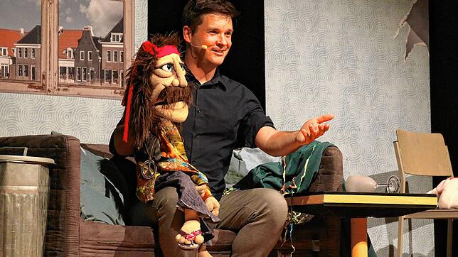 Bauchredner Tim Becker unterhält das Publikum mit den Erinnerungen seiner etwas begriffsstutzigen Hippie-Puppe an Woodstock und die ...