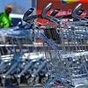 Auch bei Lidl dienen die Einkaufswagen als Zählhilfe &ndash; überschüssige sind abgesperrt. Nur die Anzahl an Wagen kann entnommen ...