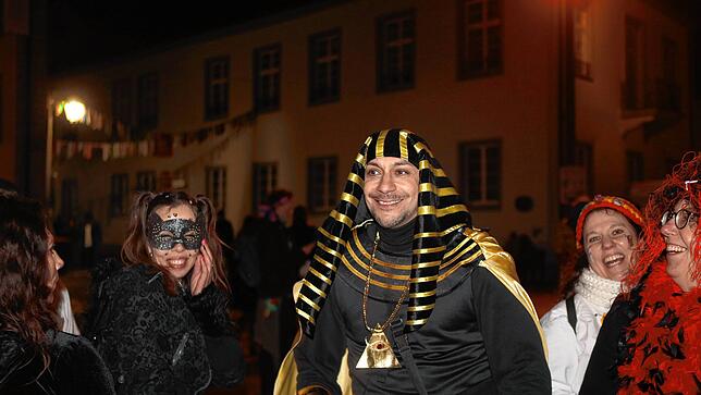 Bild 13: Schmotziger Dunschtig: So bunt ist das närrische Treiben in der Altstadt