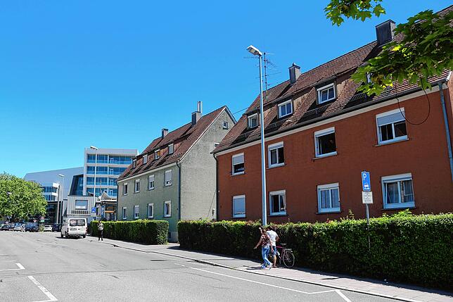 Auch in der Löwentaler Straße sollten diese beiden Häuser schon lange abgerissen sein. Nach wie vor werden hier Geflüchtete untergebracht.