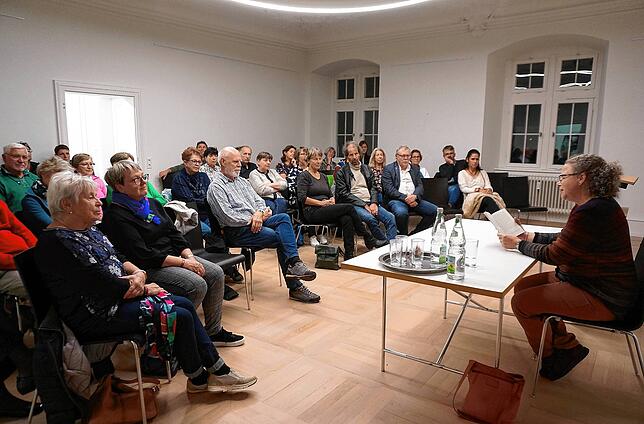 Leseort Schwarzenbergsäle im Schloss: Pfarrerin Susanne Illgner hat mit dem Buch „Eine Frau“ von der Französin Annie Ernaux ...