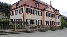 Das Jagdschloss, einst Fürstliches Forstamt, ist das markanteste Gebäude Bachzimmerns. Foto: Franz Dreyer