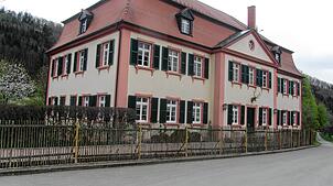 Das Jagdschloss, einst Fürstliches Forstamt, ist das markanteste Gebäude Bachzimmerns. Foto: Franz Dreyer