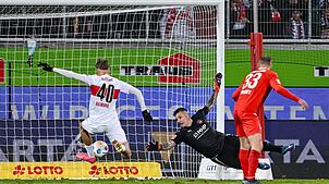 Luca Raimund (l) im November 2023 bei einem von drei Bundesliga-Einsätzen für den VfB Stuttgart.