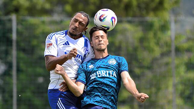 Gut in Form: Robin Kalem (vorn) aus Lottstetten setzte sich mit seinem neuen Verein SV Wehen Wiesbaden in Neustift im Stubaital mit 3:2 ...