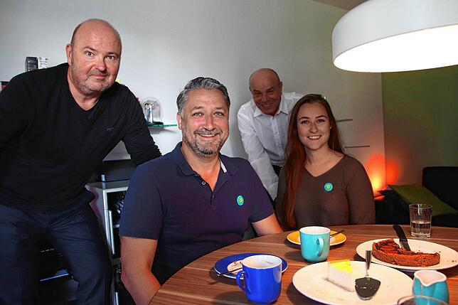 Jens-Peter Volk (links), Andreas Matt, Harald Volk und Elena Matt genießen Käsekuchen und Linzertorte, bevor es abends weiter ins ...