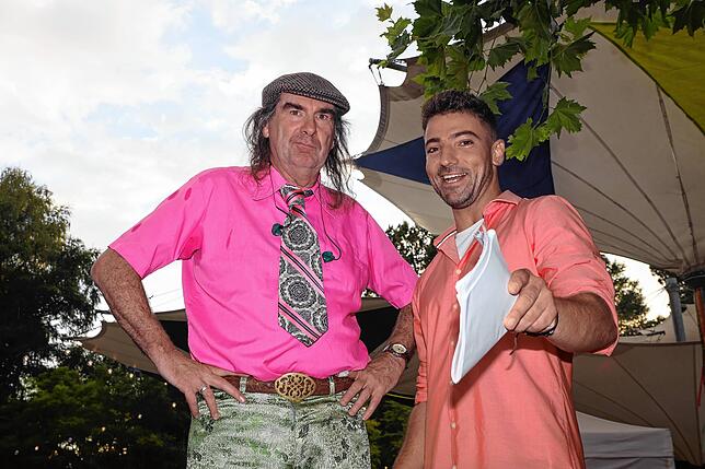 Bild 19: Hier ist was los! Die Besucher schlendern beim Seenachtfest 2023 über die Hafenmeile